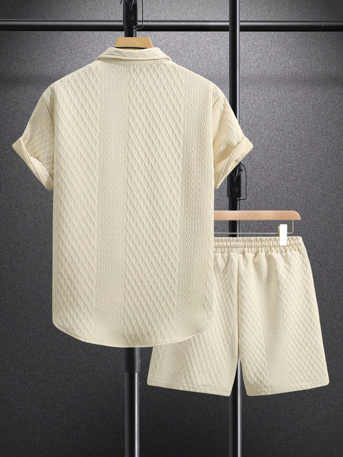 Manfinity Homme Men'S Vacation Casual Style, INS Matched with a Geometric Diamond-Pattern Jacquard Knit Short-Sleeve Shirt and Shorts Set in Pink. This Outfit Features a Button Placket and an Elastic Waist, Making It a Fashionable Choice for Summer - TLG BRAND